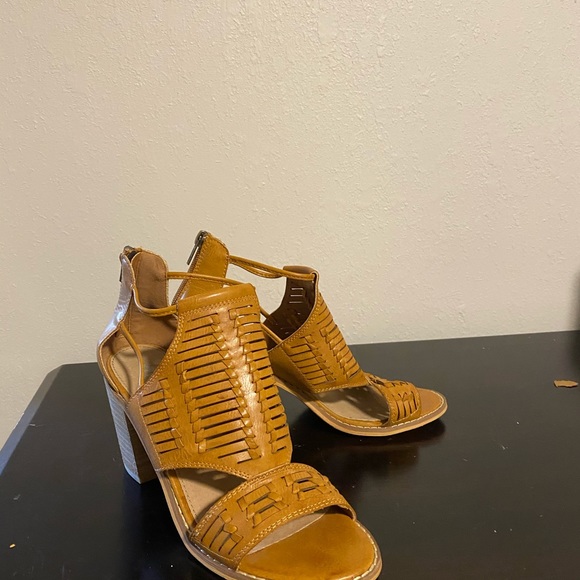 Casual strapped shoe - Picture 2 of 4